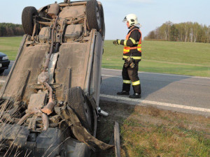 U Frýdlantu havarovalo auto. Řidiče transportoval vrtulník. Foto: HZSLK