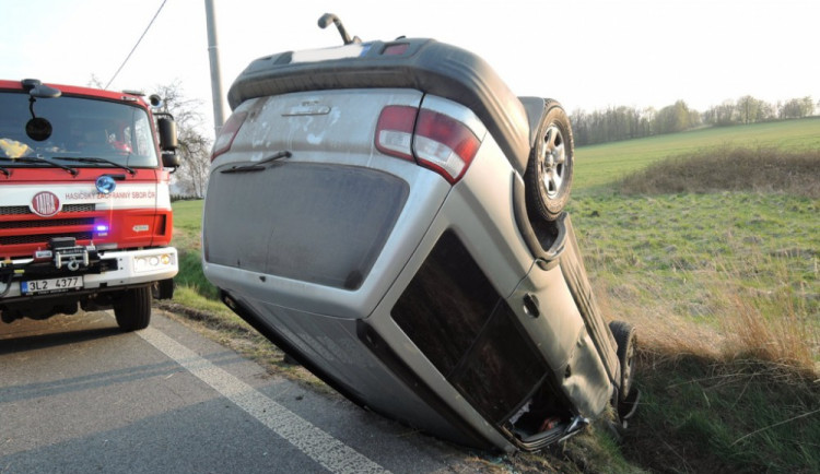 U Frýdlantu havarovalo auto. Řidiče transportoval vrtulník. Foto: HZSLK