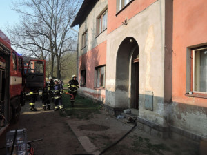 Při požáru domu se škodlivin nadýchalo osm lidí