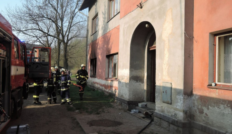 Při požáru domu se škodlivin nadýchalo osm lidí. Foto: HZSLK