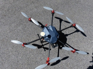 Tento týden představili zástupci Technické univerzity v Liberci hasičům dva modely bezpilotních letounů, přičemž jeden z nich disponoval kamerou. Foto: HZSLK