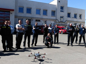 Tento týden představili zástupci Technické univerzity v Liberci hasičům dva modely bezpilotních letounů, přičemž jeden z nich disponoval kamerou. Foto: HZSLK