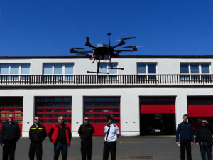 Tento týden představili zástupci Technické univerzity v Liberci hasičům dva modely bezpilotních letounů, přičemž jeden z nich disponoval kamerou. Foto: HZSLK