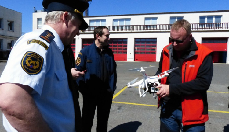 Tento týden představili zástupci Technické univerzity v Liberci hasičům dva modely bezpilotních letounů, přičemž jeden z nich disponoval kamerou. Foto: HZSLK