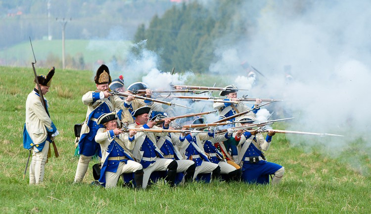 Na ostašovských polích zahřměla děla a diváci se přenesli do dob Sedmileté války. Foto: Jan Vrabec