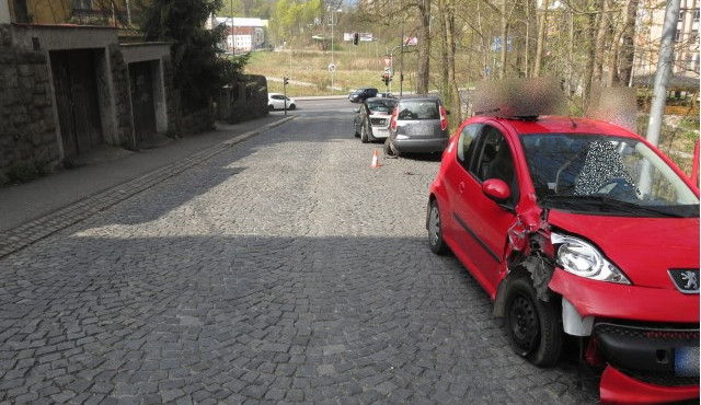 Řidička si spletla pedály a nabourala další dvě auta. Foto: Policie ČR