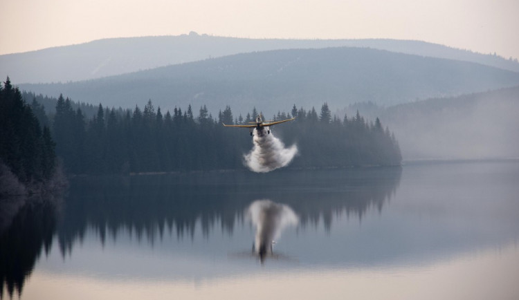 V Jizerských horách se po dvou letech opět vápní přehrada Souš. Foto: Zbyněk Tomík