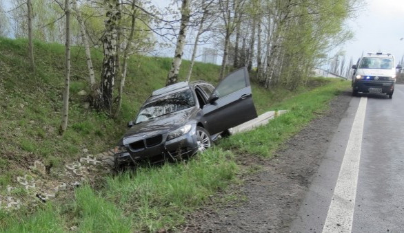 Bavorák dostal na sjezdu z rychlostky smyk, skončil v příkopě. Foto: Policie ČR