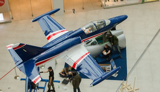 Skutečné letadlo si návštěvníci prohlédnou pěkně zblízka.