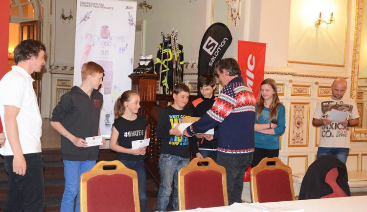 Předávání ocenění nejlepším lyžařům. Foto: TJ Dukla