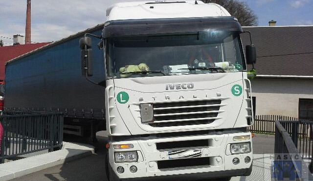 Nývltův most v Doníně zablokoval kamion. Vytáhli ho hasiči. Foto: Hasiči Hrádek nad Nisou