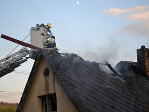 Za požár domu mohla nedbalost majitele. Foto: HZSLK