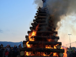 Pálení čarodějnic přilákalo k aréně 3500 lidí