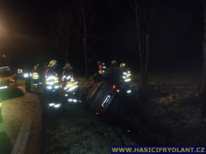 Na Albrechťáku havarovalo auto plné Poláků. Foto: Hasiči Frýdlant