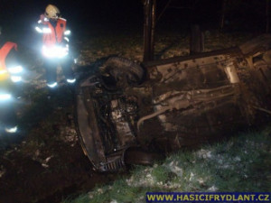 Na Albrechťáku havarovalo auto plné Poláků. Foto: Hasiči Frýdlant