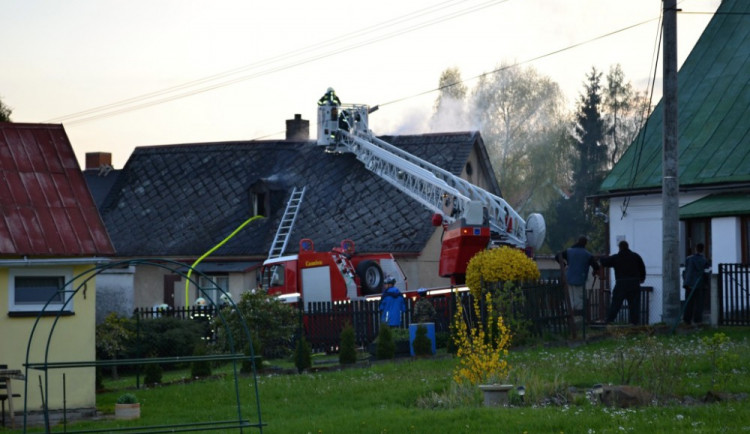 Za požár domu mohla nedbalost majitele. Foto: HZSLK