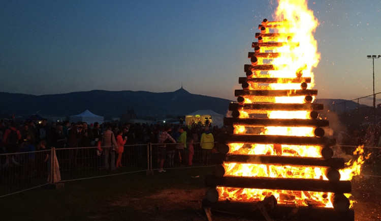Pálení čarodějnic přilákalo k aréně 3500 lidí