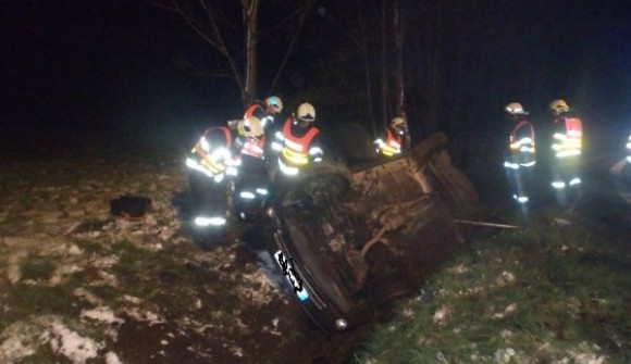 Na Albrechťáku havarovalo auto plné Poláků. Foto: Hasiči Frýdlant