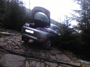 Řidič zasekl svůj Ford na hřebeni Krkonoš. Foto: Hasiči Pec pod Sněžkou