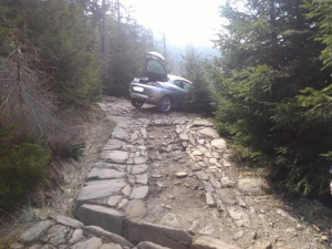 Řidič zasekl svůj Ford na hřebeni Krkonoš. Foto: Hasiči Pec pod Sněžkou