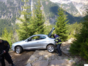 Řidič zasekl svůj Ford na hřebeni Krkonoš. Foto: Hasiči Pec pod Sněžkou