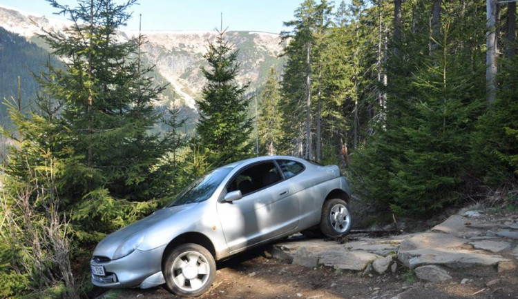Řidič zasekl svůj Ford na hřebeni Krkonoš. Foto: KRNAP