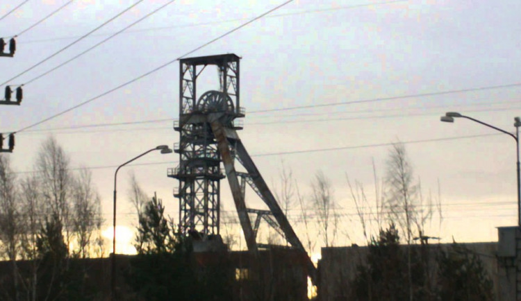 V Hamru na Jezeře začali dnes bourat 47 metrů vysokou důlní věž. Foto: Youtube