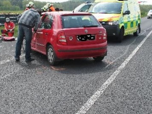 Nepozorný senior dnes zranil motocyklistu i jeho spolujedzkyni