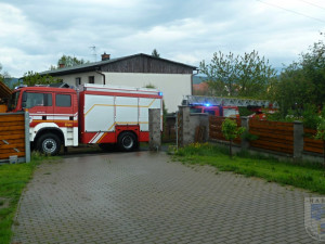 Blesk udeřil do antény domu a zapálil elektroinstalaci. Foto: Hasiči Hrádek nad Nisou
