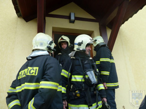 Blesk udeřil do antény domu a zapálil elektroinstalaci. Foto: Hasiči Hrádek nad Nisou
