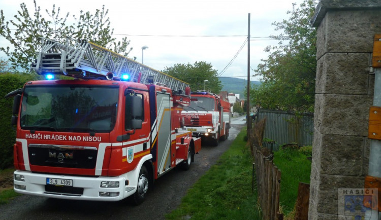 Blesk udeřil do antény domu a zapálil elektroinstalaci. Foto: Hasiči Hrádek nad Nisou