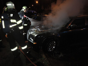 Žhář zapálil na sídlišti Broumovská luxusní Chrysler