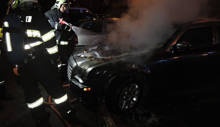 Žhář zapálil na sídlišti Broumovská luxusní Chrysler. Foto: HZSLK