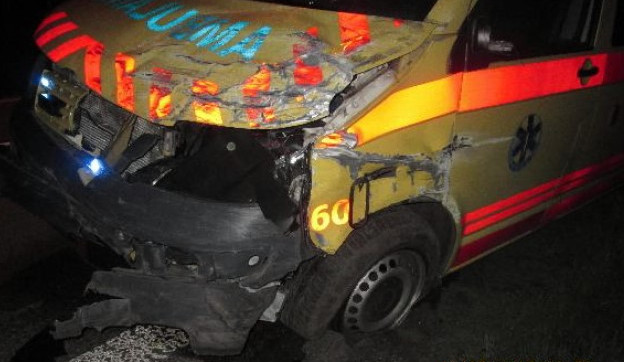 Dvoučlenná posádka sanity se při nehodě lehce zranila. Foto: Policie ČR