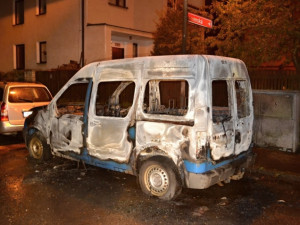 V České Lípě hořela ráno tři auta, někdo je zřejmě zapálil