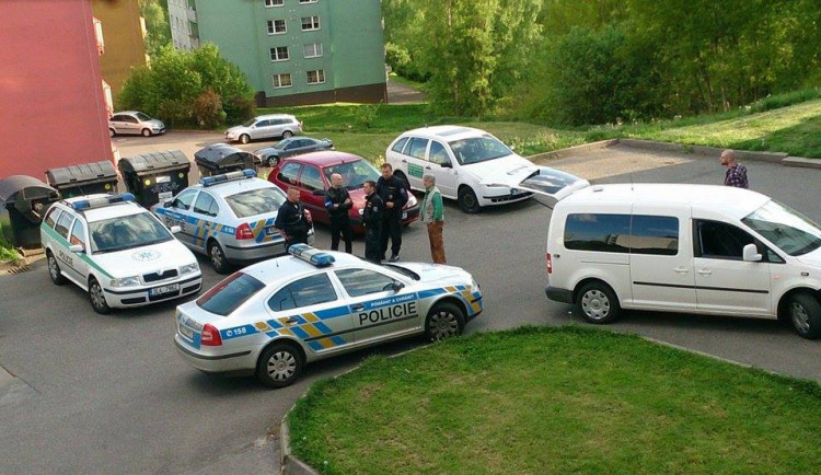 Police zasahující v ulici U Sila. Foto: čtenář Drbny