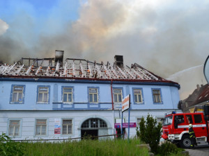 V České lípě hořel měšťanský dům, škoda jde do milionů. Foto: HZSLK