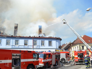 V České lípě hořel měšťanský dům, škoda jde do milionů. Foto: HZSLK