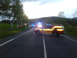 U Jítravy vystříhávali hasiči těžce zraněnou řidičku z auta. Foto: Hasiči Hrádek nad Nisou