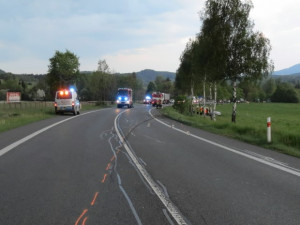 U Jítravy vystříhávali hasiči těžce zraněnou řidičku z auta. Foto: Policie ČR