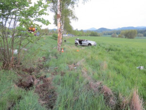 U Jítravy vystříhávali hasiči těžce zraněnou řidičku z auta. Foto: Policie ČR