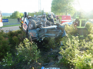 Po nárazu do kruháče zemřel jeden člověk. Foto: Hasiči Hrádek nad Nisou