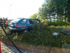 Po nárazu do kruháče zemřel jeden člověk. Foto: Hasiči Hrádek nad Nisou