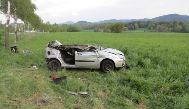 U Jítravy vystříhávali hasiči těžce zraněnou řidičku z auta. Foto: Policie ČR