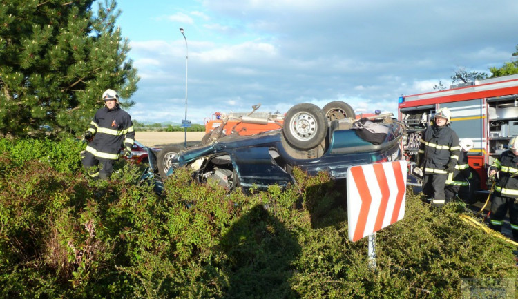 Po nárazu do kruháče zemřel jeden člověk. Foto: Hasiči Hrádek nad Nisou