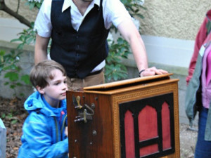 Flašinetář svůj stroj půjčil i dětem. Foto: malý Ptica