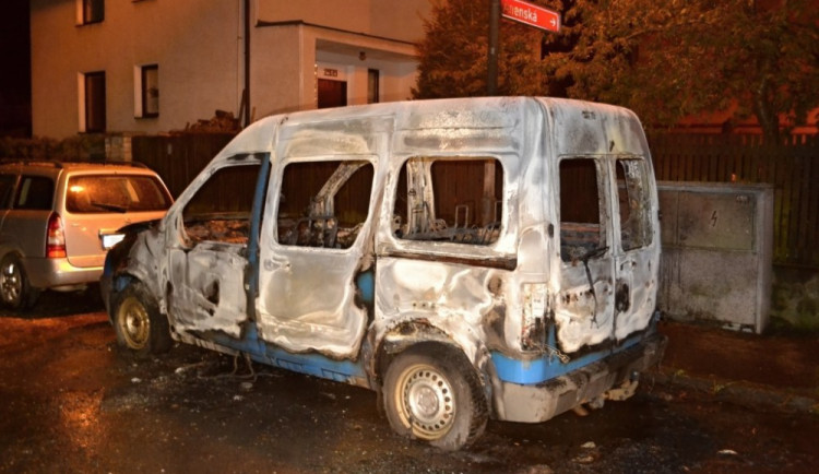 Ohořelé auto. Foto: HZS LK