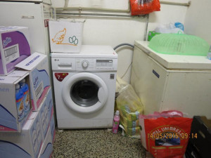 Inspekce zavřela samošku na Frýdlantsku. Majitel spal mezi zbožím