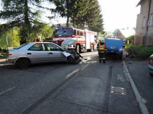 Pošťačka nabourala protijedoucí auto, jeho řidič z místa utekl