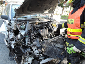 Pošťačka nabourala do protijedoucího auta, jeho řidič z místa utekl